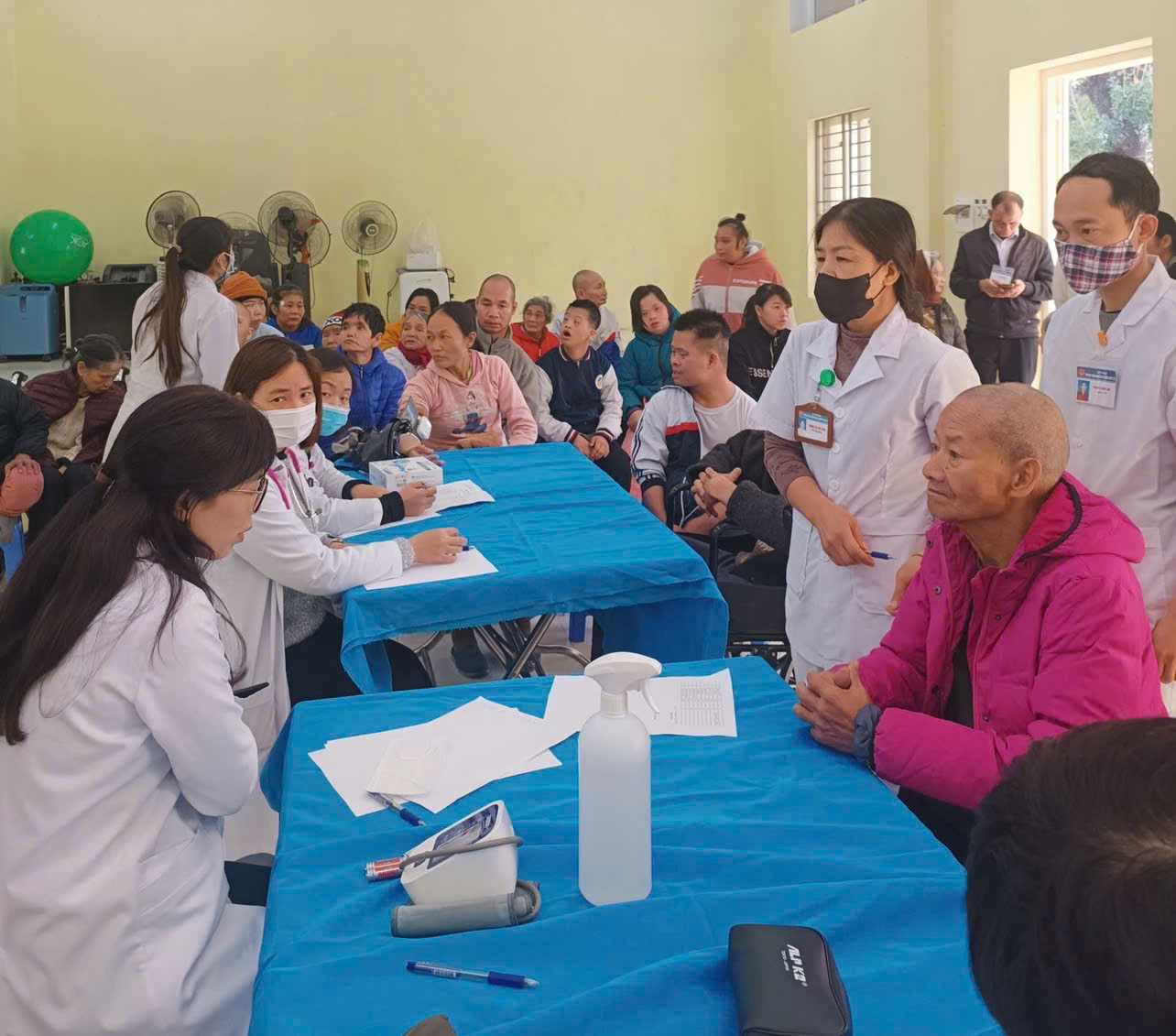 PHỐI HỢP TỔ CHỨC KHÁM BỆNH NÂNG CAO CÔNG TÁC CHĂM SÓC SỨC KHỎE CHO NGƯỜI KHUYẾT TẬT