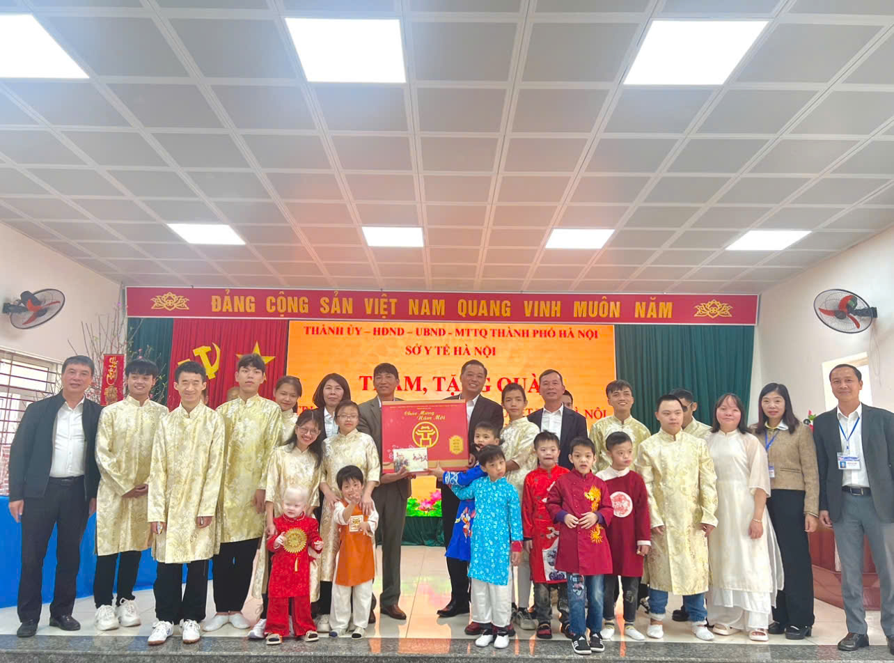 Đoàn công tác Sở Y tế Hà Nội tặng quà người khuyết tật  nhân dịp Tết Nguyên đán Bính Ngọ 2026