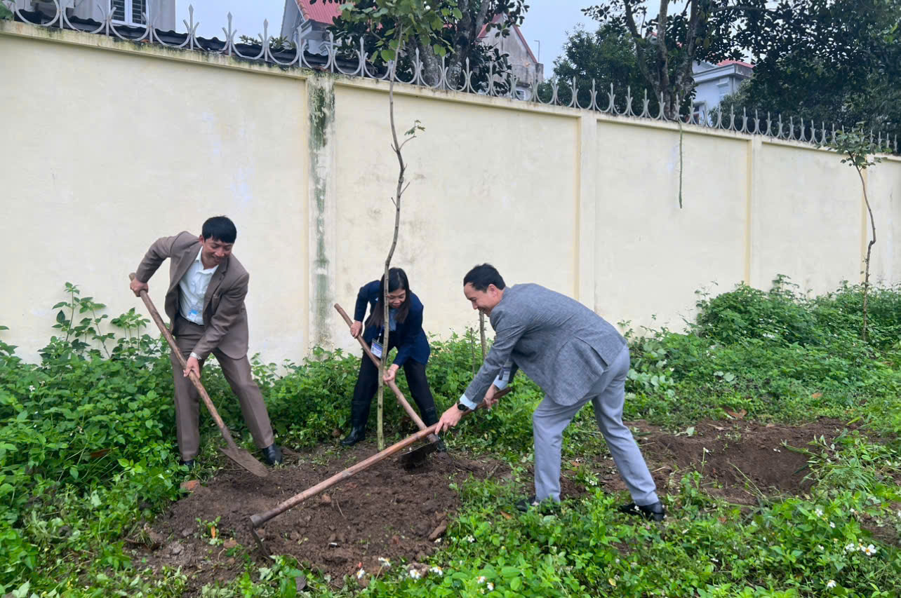 GẶP MẶT VIÊN CHỨC, NGƯỜI LAO ĐỘNG ĐẦU XUÂN VÀ PHÁT ĐỘNG “TẾT TRỒNG CÂY ĐỜI ĐỜI NHỚ ƠN BÁC HỒ”