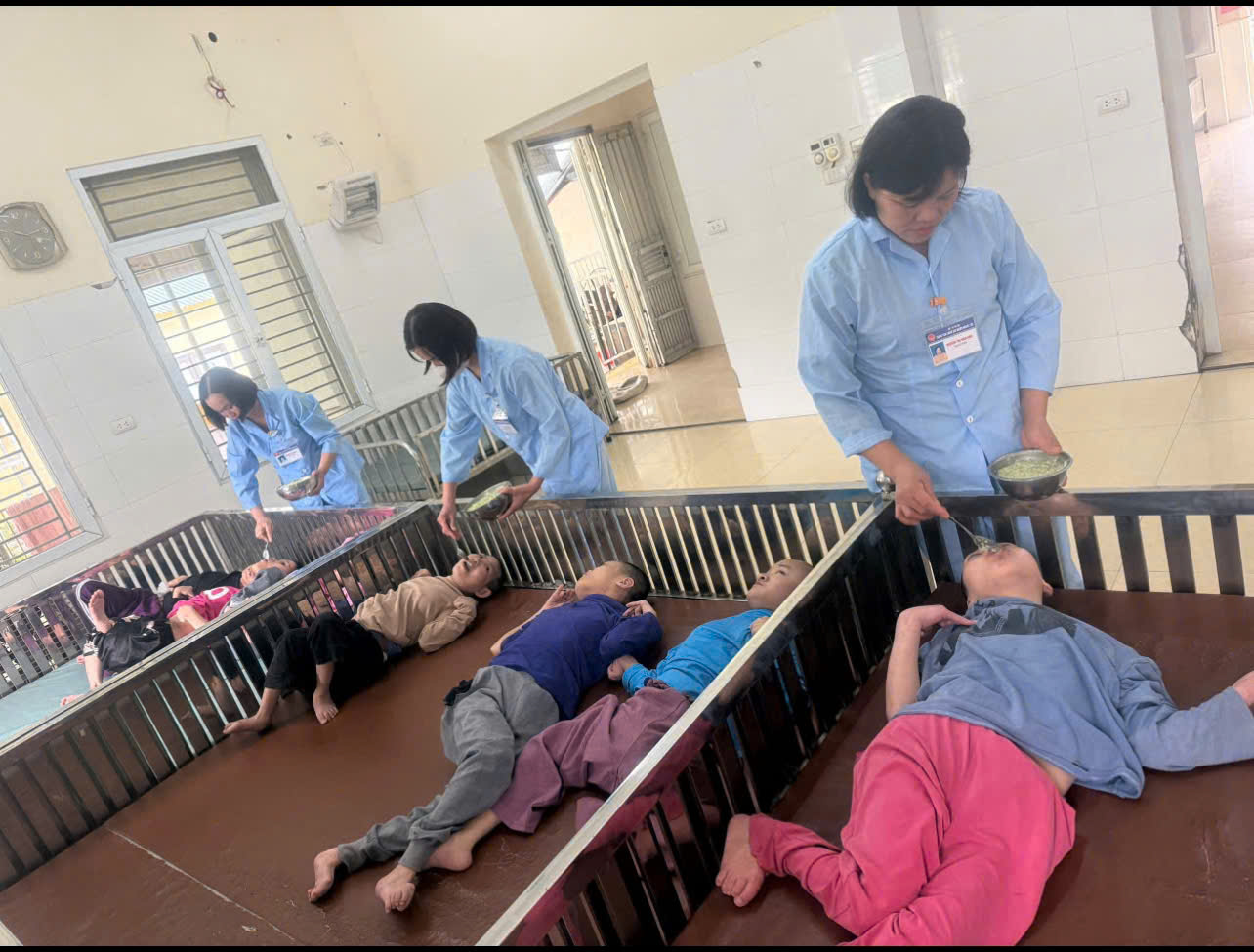 Chăm sóc từng bữa ăn cho người khuyết tật