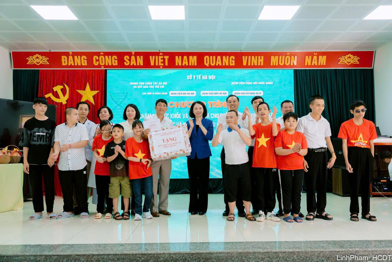 Lan tỏa yêu thương qua Chương trình khám, chăm sóc sức khỏe và tặng quà cho trẻ em, người khuyết tật