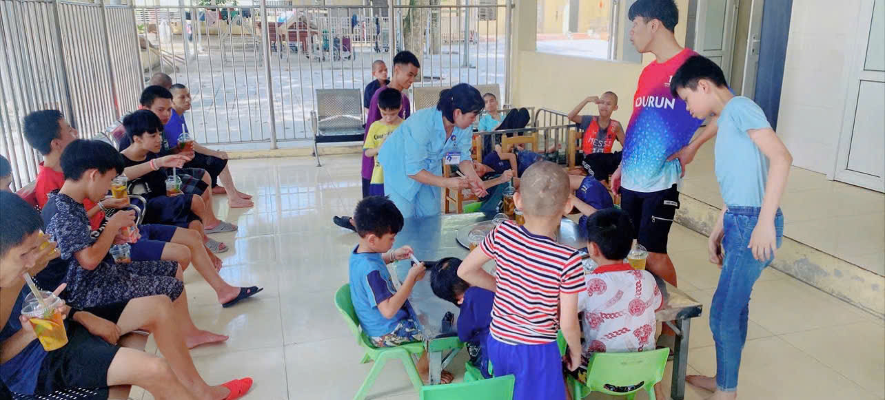 Hơn 300 cốc trà hoa quả mát lành gửi trao yêu thương đến trẻ em khuyết tật và người khuyết tật
