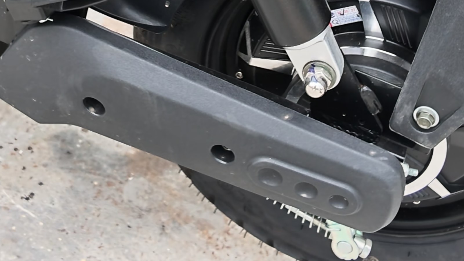 Bàn đạp dưới gầm xe đạp điện, dấu hiệu nhận biết xe thô sơ