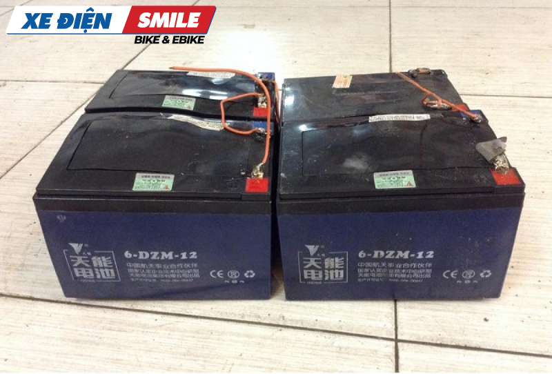 Bình ắc quy xe đạp điện hỏng hoặc kết nối lỏng khiến đèn bộ sạc báo xanh