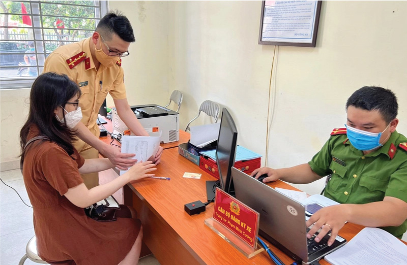 Thủ tục đăng ký biển số cho xe máy điện khá đơn giản, lệ phí 550.000 đồng.