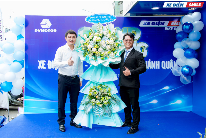 Đại diện Cty DV Motor tặng hoa nhân dịp Xe Điện Smile khai trương chi nhánh mới