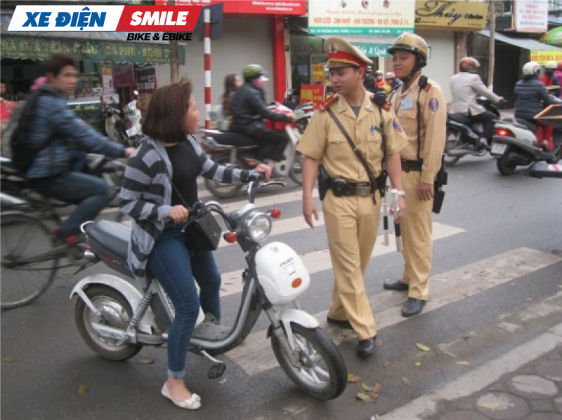 Mức phạt khi không đội mũ bảo hiểm khi đi xe đạp điện