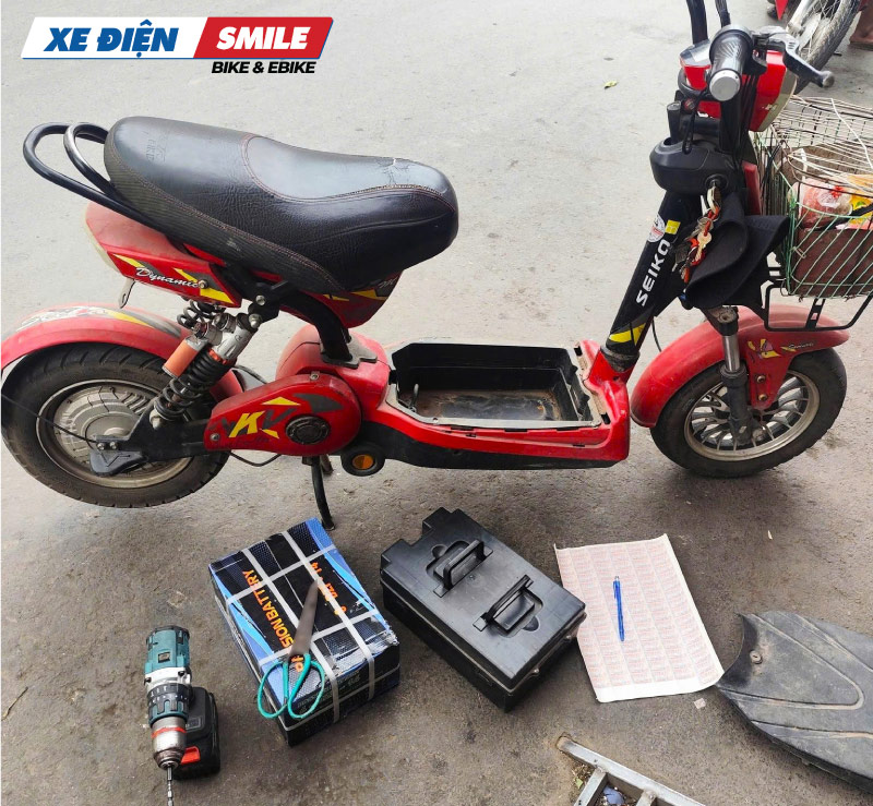 Mở và kiểm tra bề mặt bình ắc quy