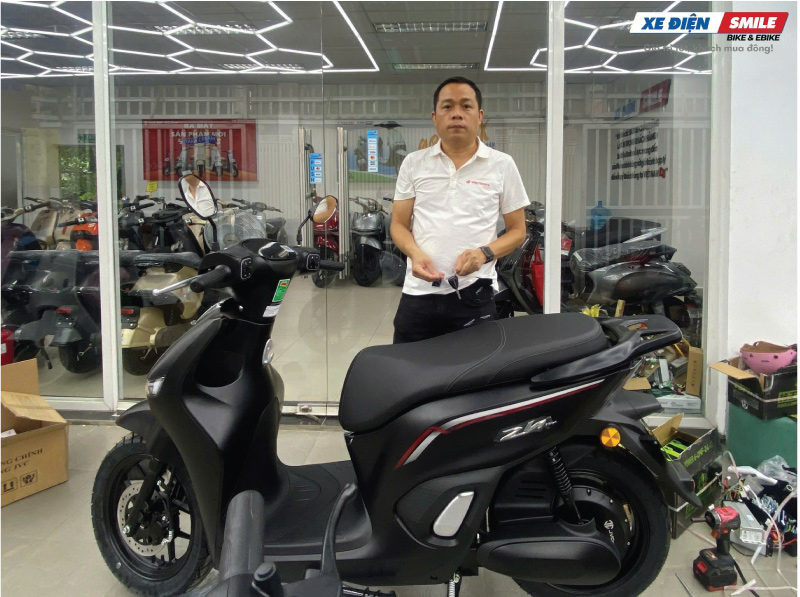 Khách hàng mua xe điện JVC ZH tại Cửa hàng Xe Điện Smile