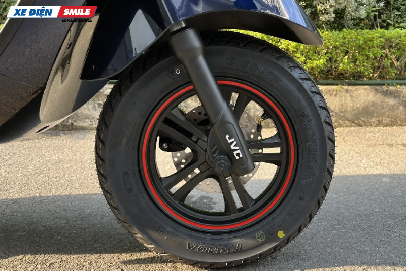 Xe sử dụng càng nhôm nguyên khối chắc chắn, phanh đĩa bền bỉ