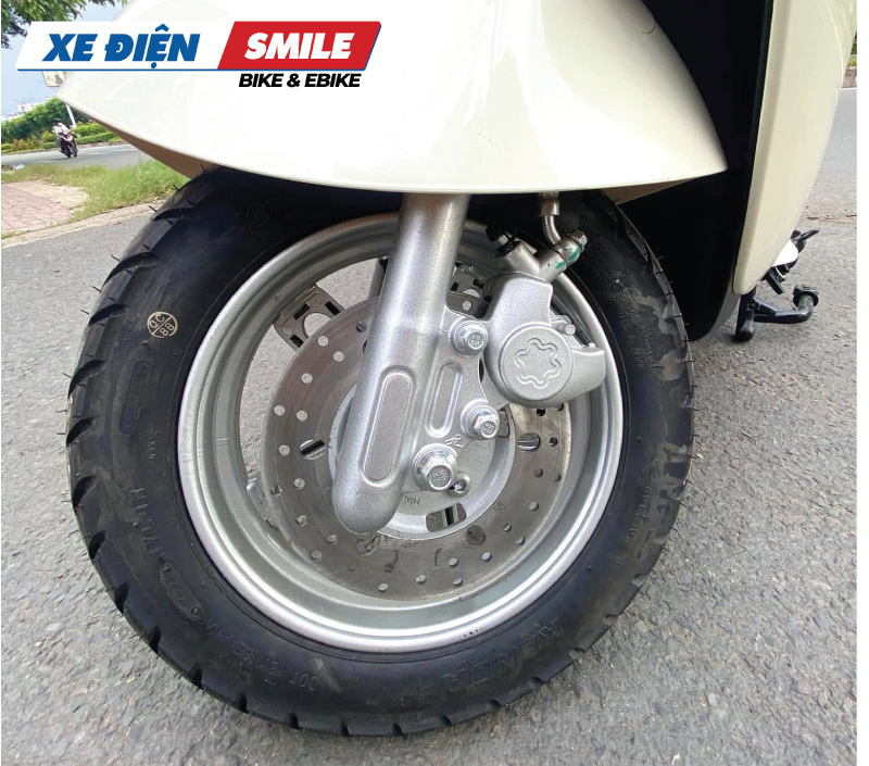 Bánh trước sửa dụng phanh đĩa trước công nghệ gốm carbon