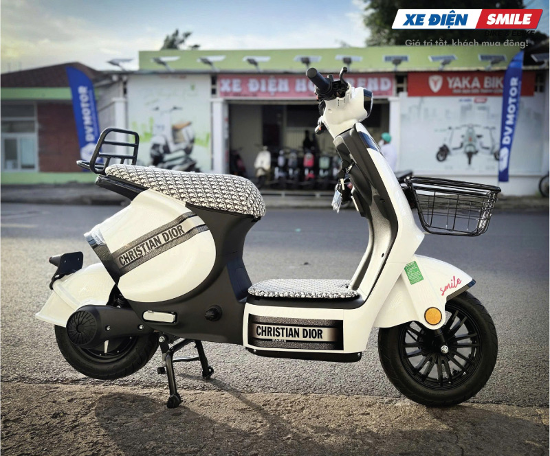 Hình ảnh xe điện Takashi Mono nhìn ngang