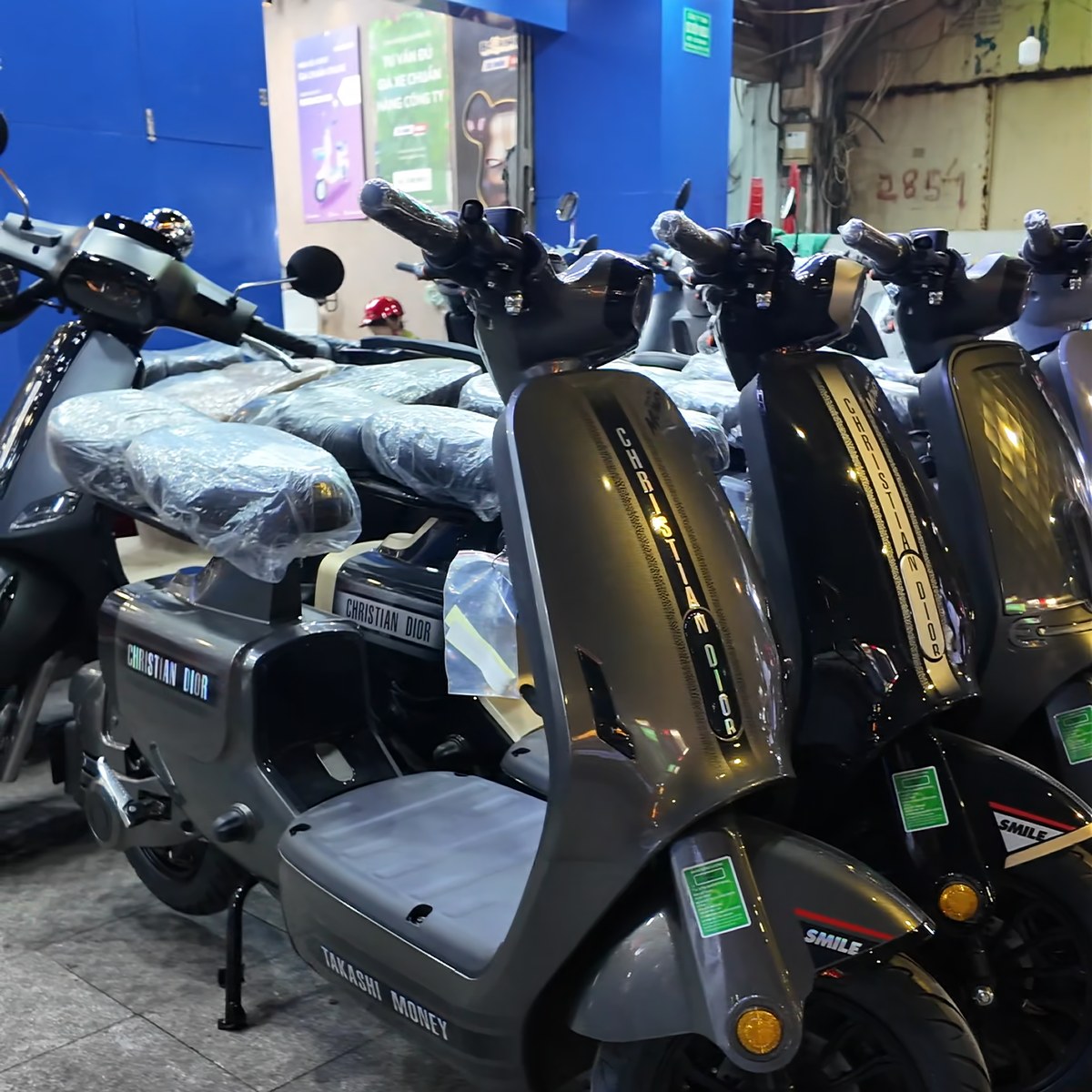 Dàn xe trong showroom Xe Điện Smile, nơi bán Takashi Pro