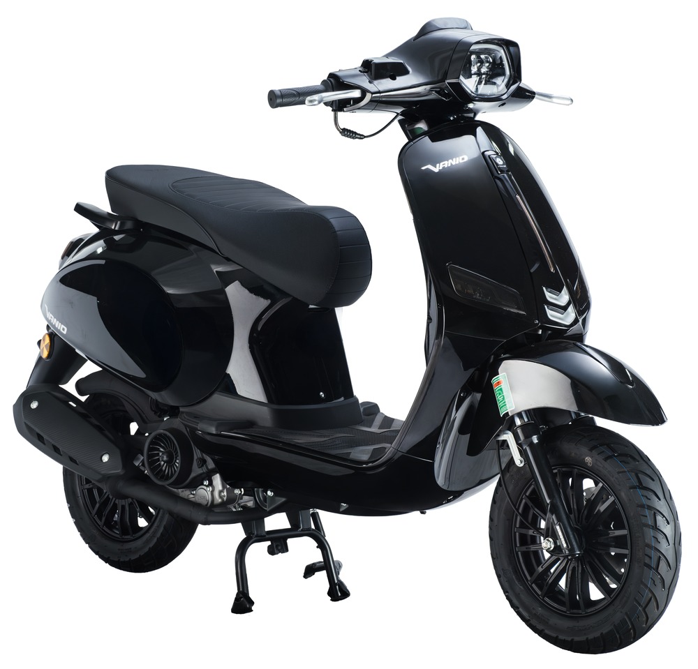 Kaiser Vanio 2026 màu đen nhìn ngang trên nền tối