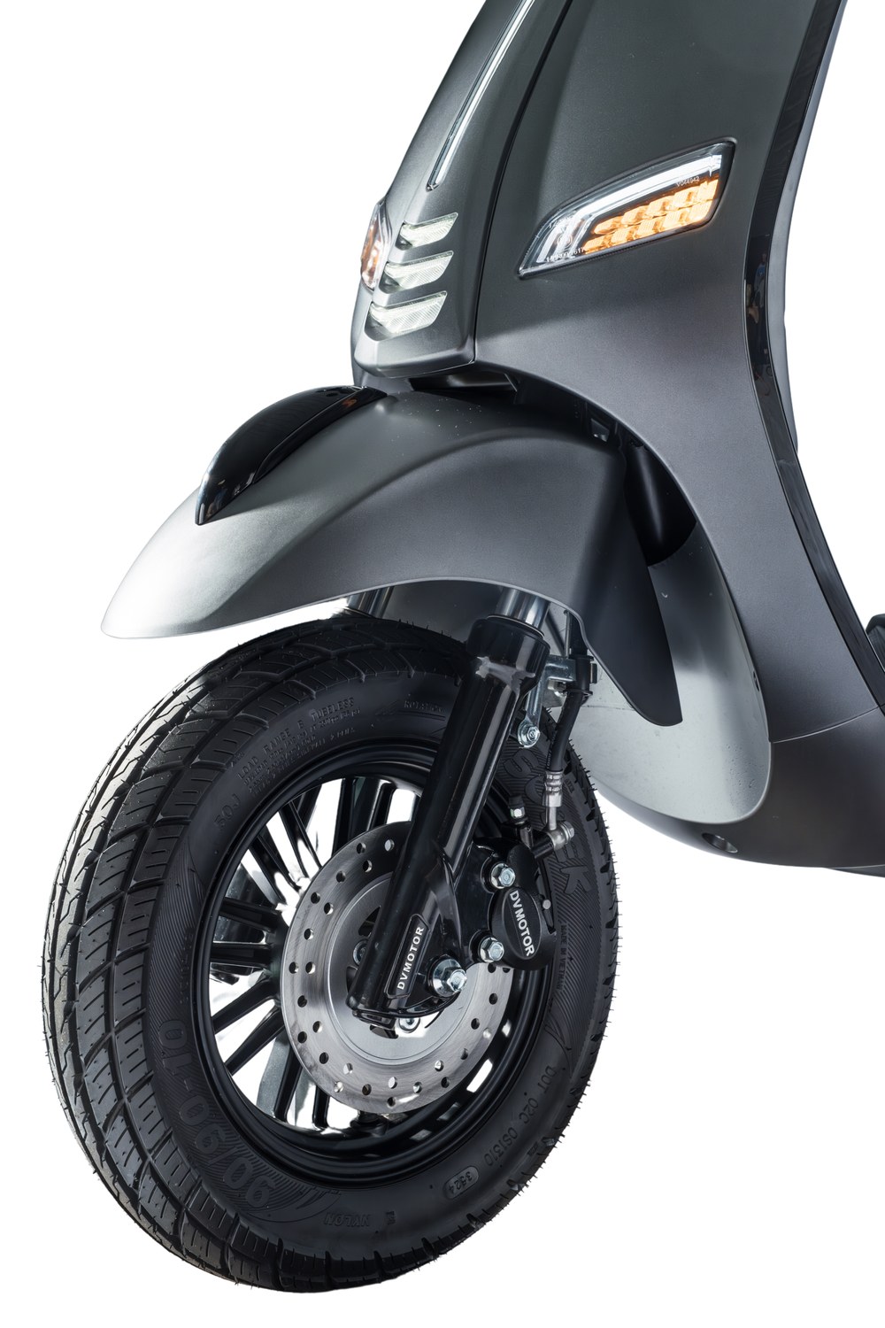 Đĩa phanh trước và vành đúc của xe ga 50cc Daelim Guzzi nhìn gần