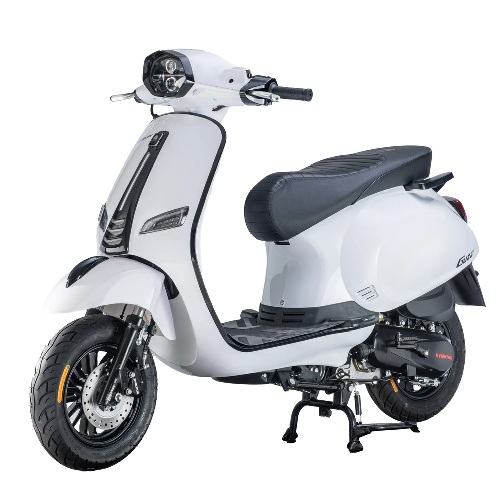 Daelim Guzzi 2026 màu trắng nhìn ngang, dáng xe ga cổ điển