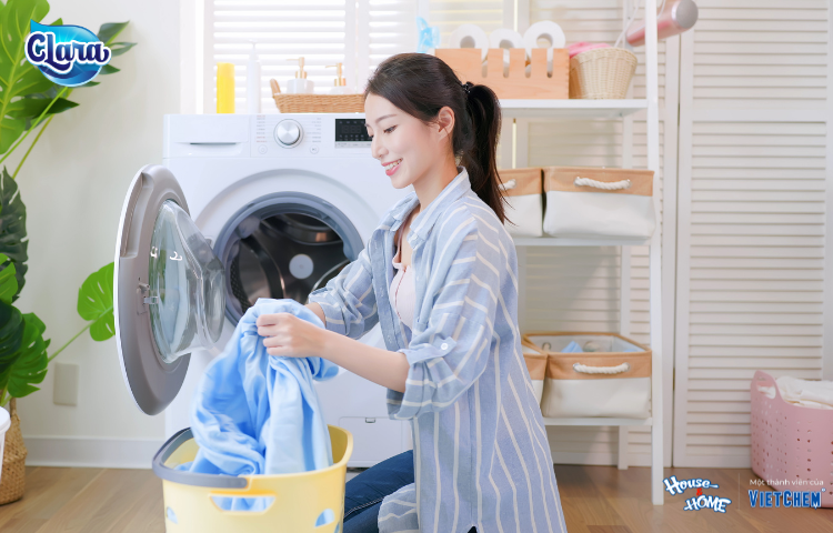Liệu có cần giặt áo mưa thường xuyên? Mẹo làm sạch áo mưa nhanh nhất