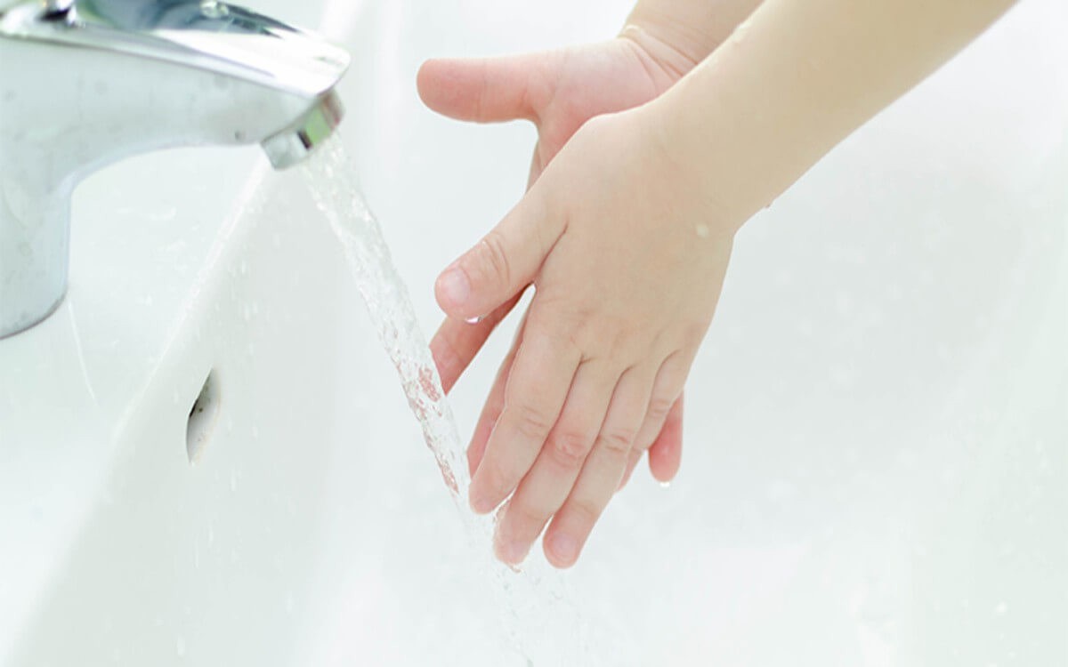 Cần rửa tay đúng cách với xà phòng hoặc nước rửa tay