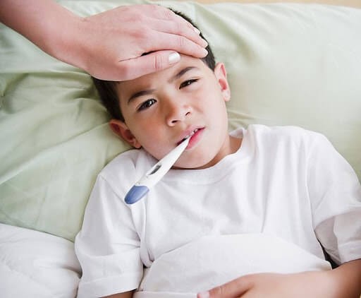 Sốt là dấu hiệu tay chân miệng ở trẻ dễ thấy nhất
