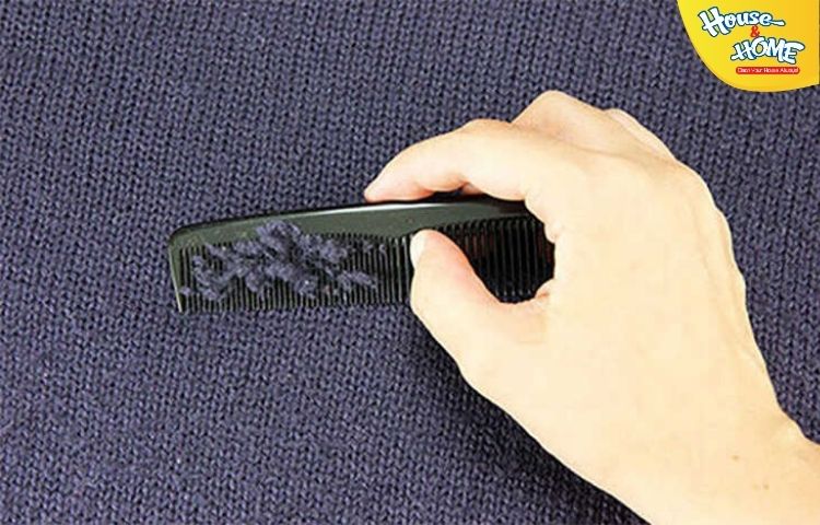 Sử dụng lược để xử lý xù lông trên quần áo