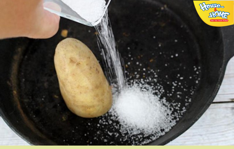 Dùng khoai tây và muối