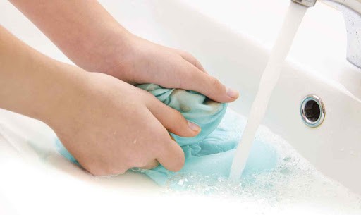 Cách tẩy keo 502 trên quần áo cực đơn giản
