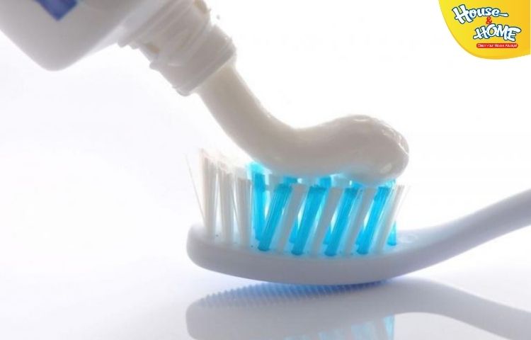 Tẩy mực bút bi bằng kem đánh răng