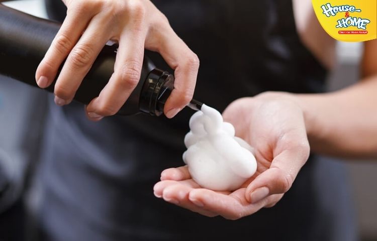 Tẩy vết mực bút bị bằng keo xịt tóc