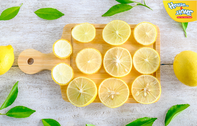 Chanh cắt lát mỏng dùng để khử mùi nhựa của nồi 