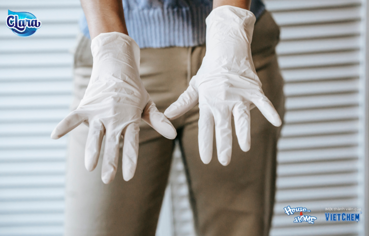 Đeo găng tay khi tiếp xúc với các chất tẩy rửa hoá học