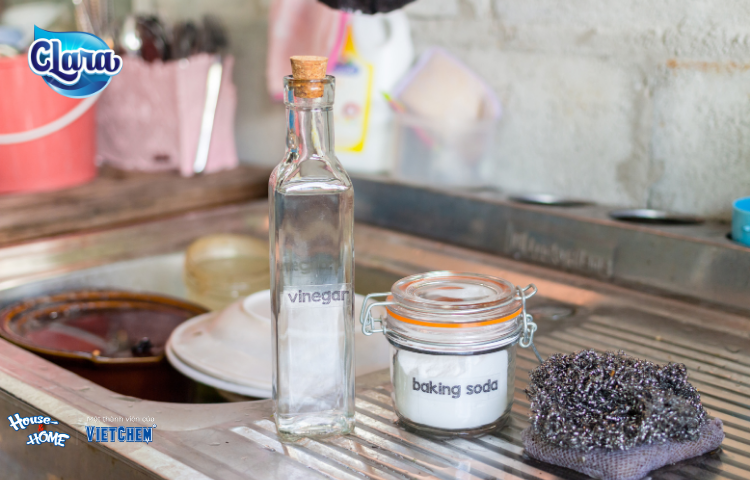 Loại bỏ nhanh vết bẩn bám trên bếp bằng baking soda