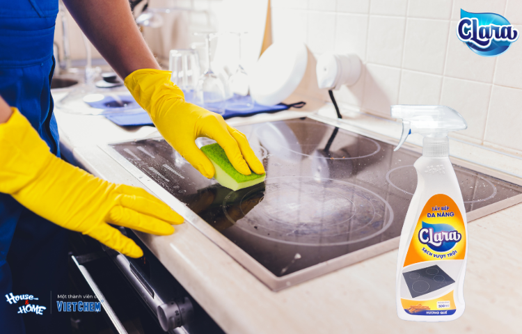 Thao tác vệ sinh bếp cùng với Tẩy bếp đa năng Clara