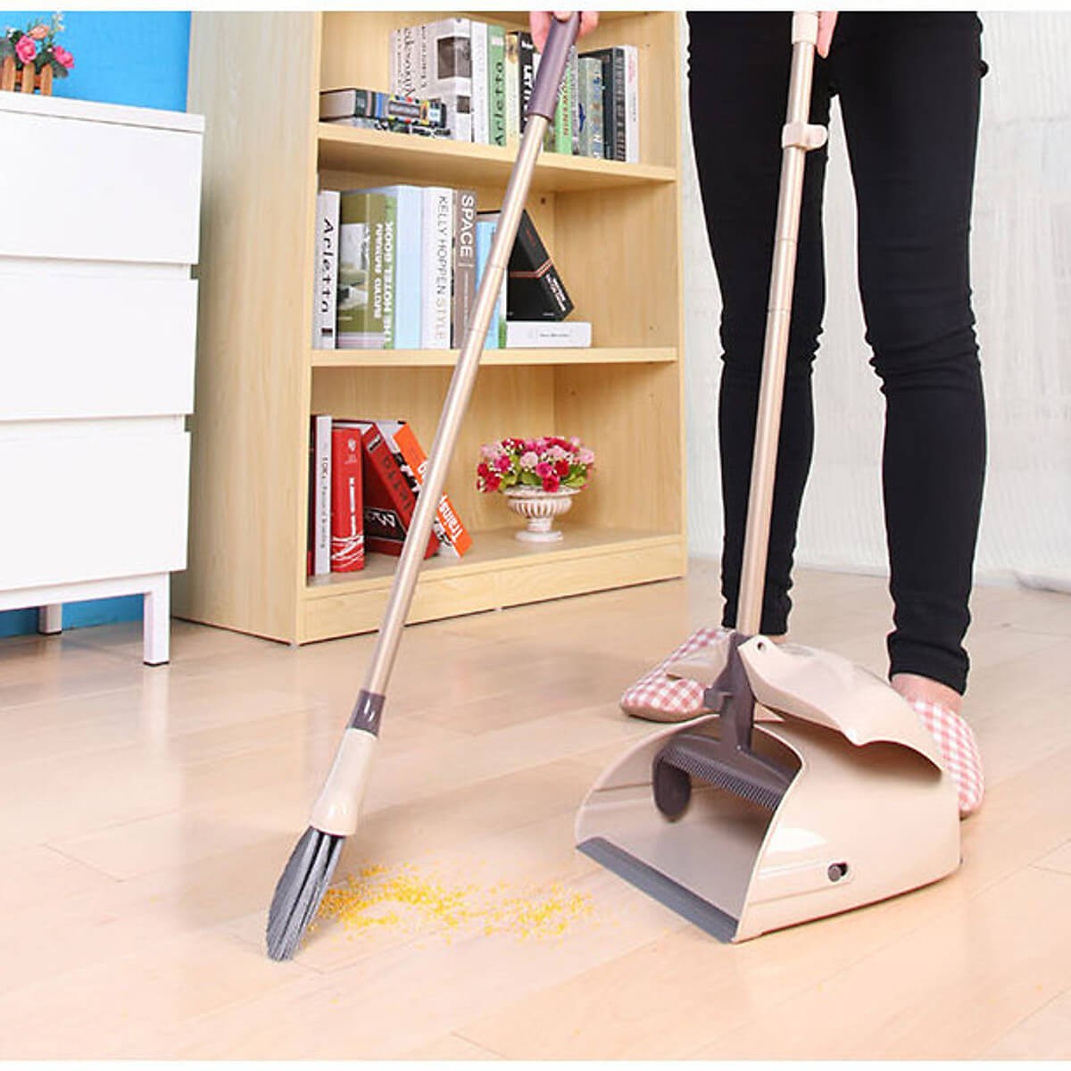 Thường không quét nhà trước là sai lầm khi dùng nước lau nhà 