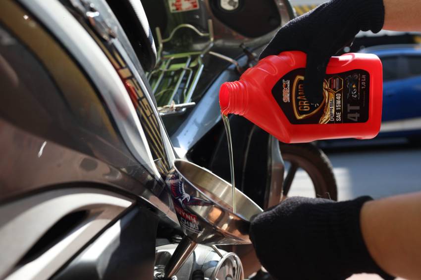 thay nhớt xe máy tại nhà