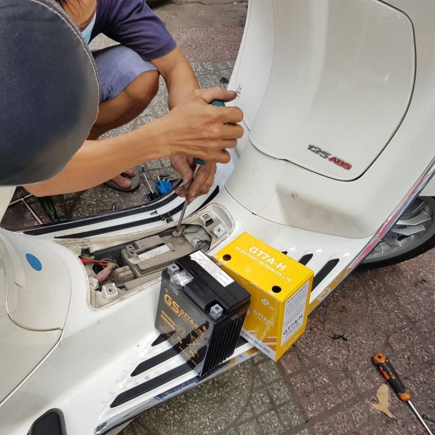 thay ắc quy xe vespa bao nhiêu tiền