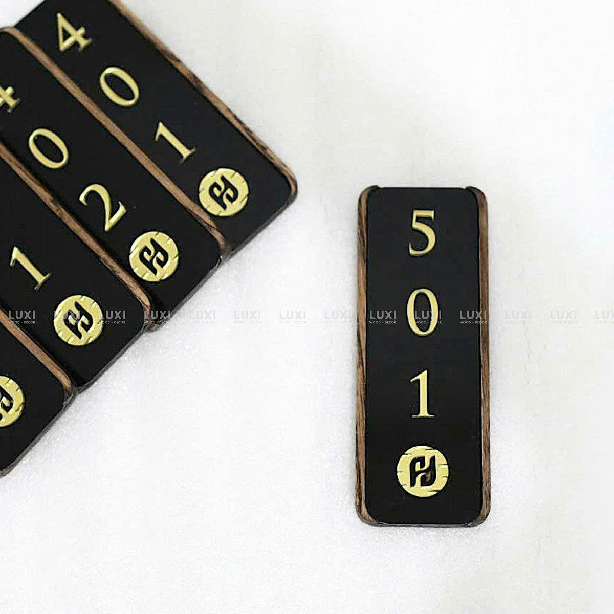 Thẻ Số Phòng Gỗ Kết Hợp Mica In Logo Theo Yêu Cầu