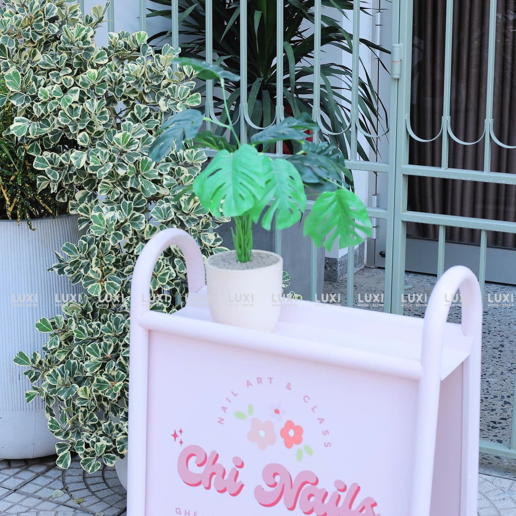 STANDEE SẮT U NGƯỢC IN UV - LUXI DECOR