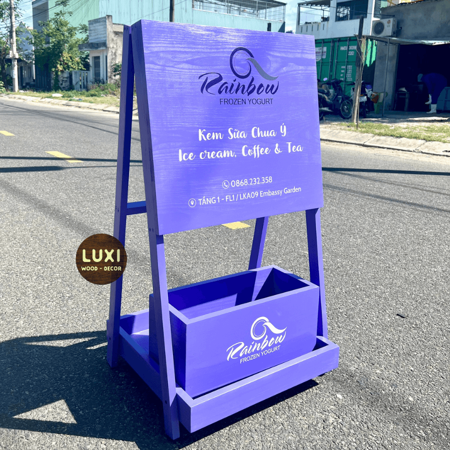 STANDEE GỖ CÓ KỆ HOA, MẪU SANG TRỌNG PHÙ HỢP MỌI KHÔNG GIAN - LUXI DECOR