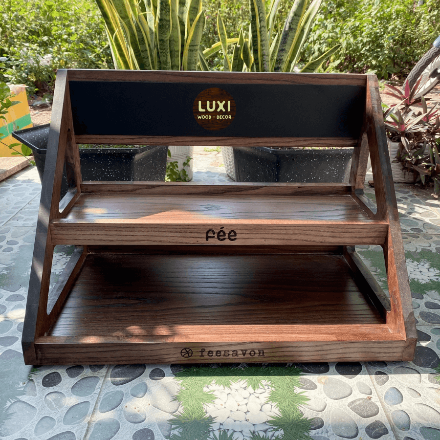 KỆ GỖ HAI TẦNG ĐA NĂNG TRƯNG BÀY BÁNH NGỌT, TRÁI CÂY, SUSHI, BÁNH MỲ, MẪU SANG TRỌNG 2025 – LUXI Decor