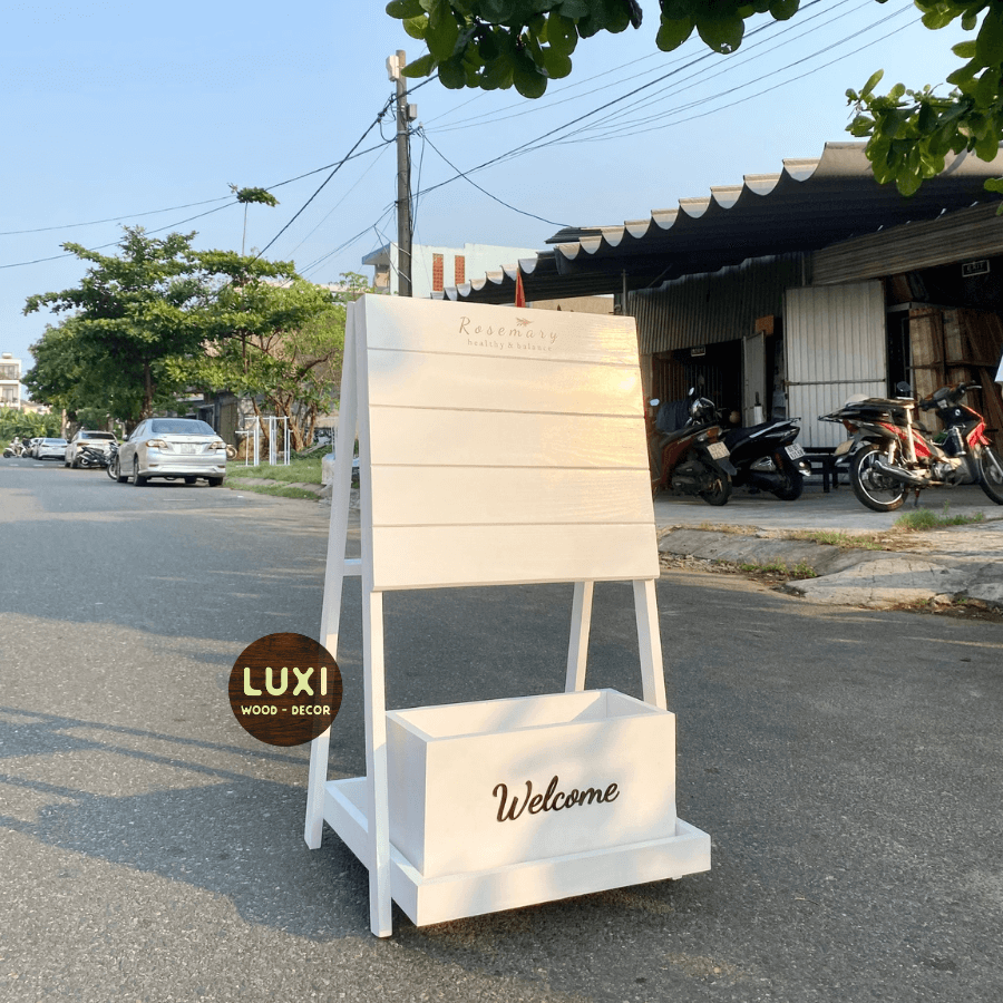 STANDEE GỖ CÓ KỆ HOA, MẪU SANG TRỌNG PHÙ HỢP MỌI KHÔNG GIAN - LUXI DECOR