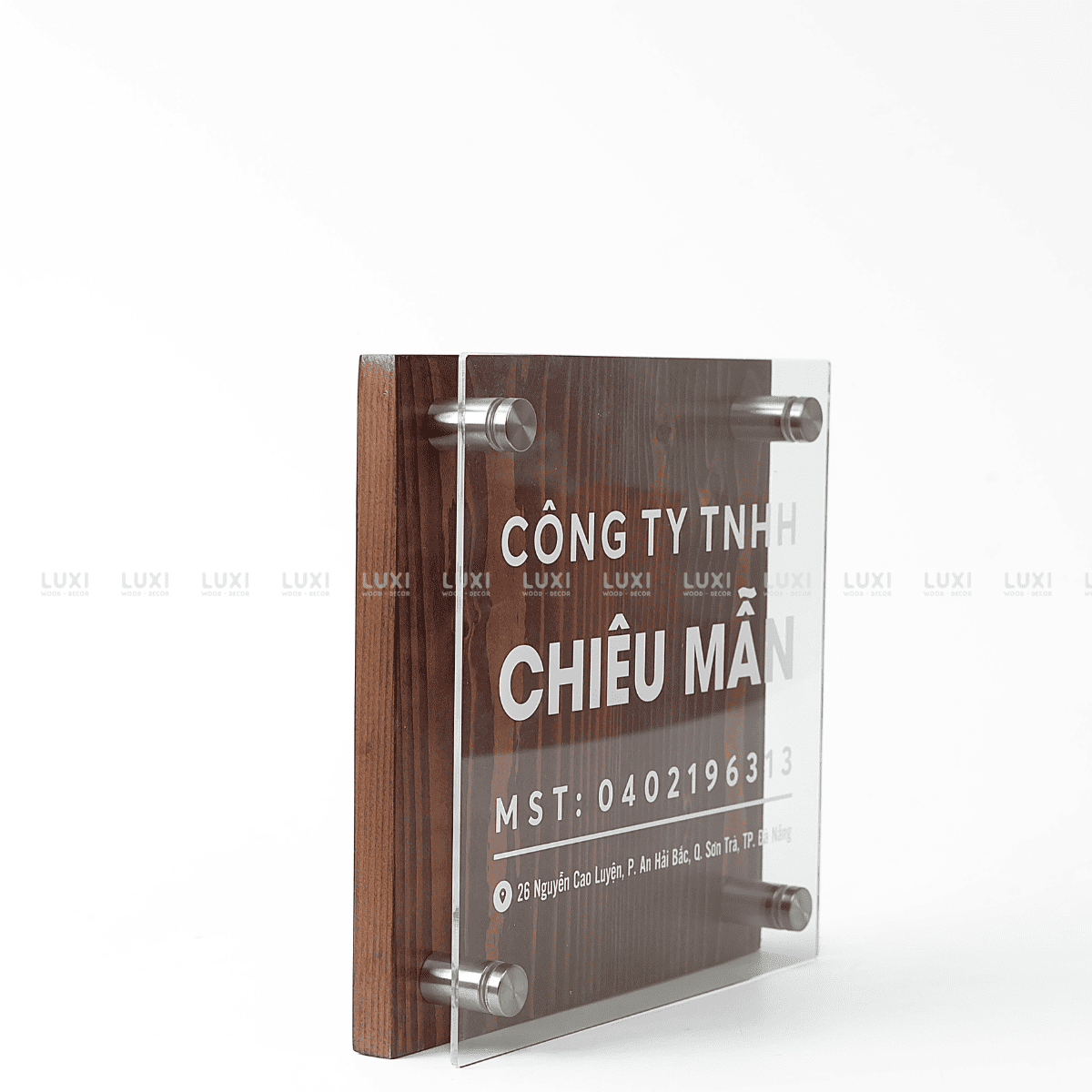 BẢNG HIỆU CÔNG TY MICA NỀN GỖ IN UV - LUXI DECOR.