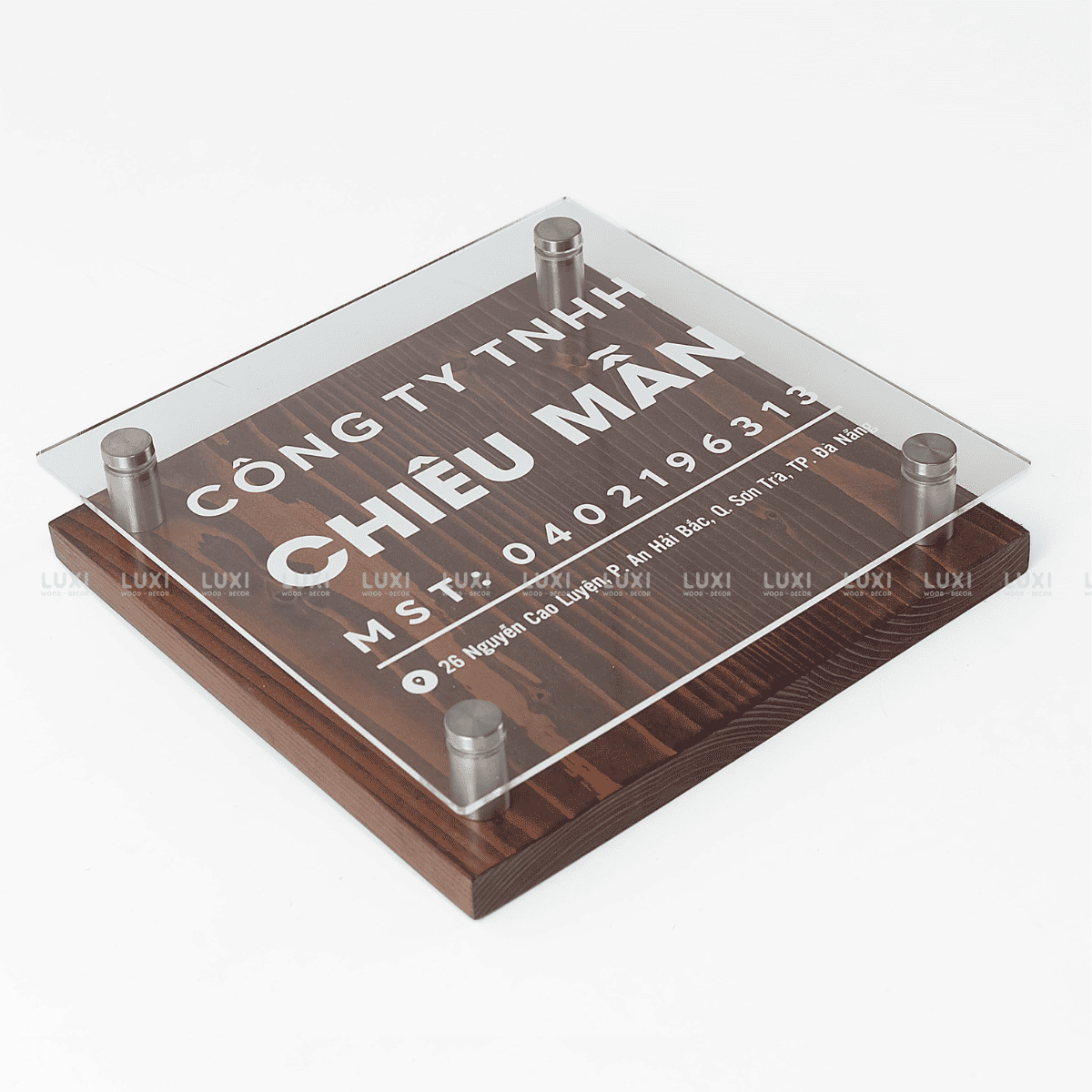 BẢNG HIỆU CÔNG TY MICA NỀN GỖ IN UV - LUXI DECOR.