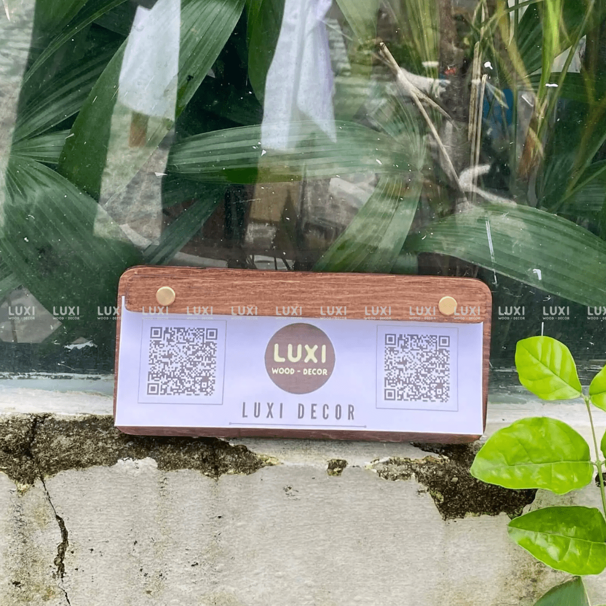 THẺ GỖ KẸP THÔNG TIN MẪU MỚI NHẤT 2025 - LUXI DECOR
