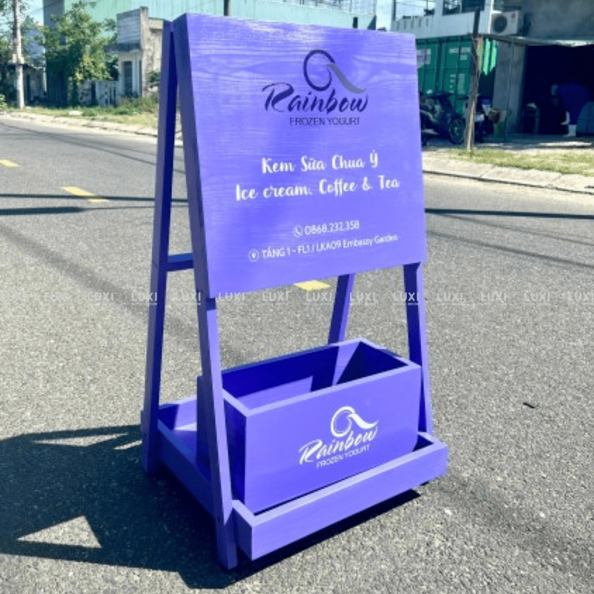 STANDEE GỖ CÓ KỆ HOA, MẪU SANG TRỌNG PHÙ HỢP MỌI KHÔNG GIAN - LUXI DECOR