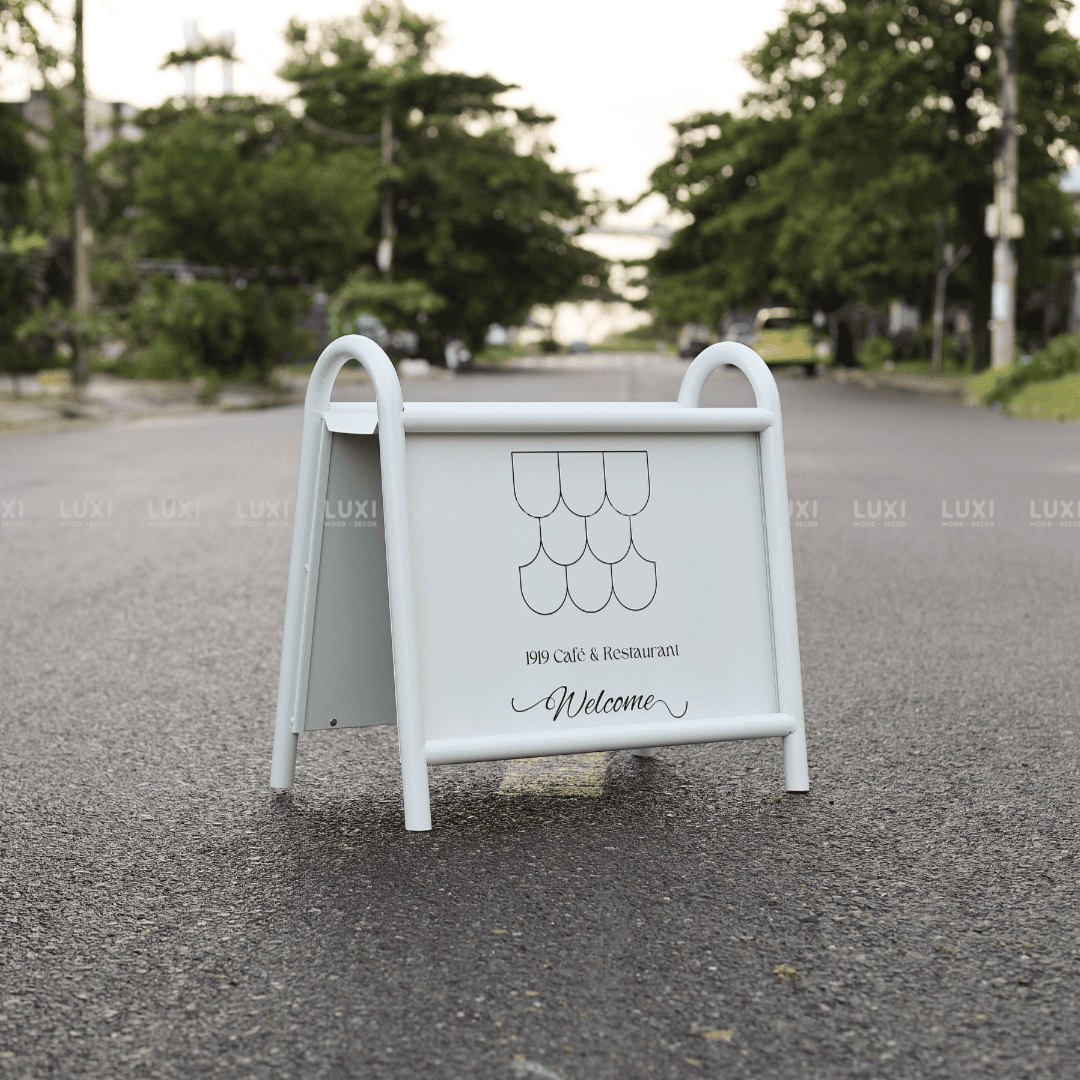 STANDEE SẮT (KT: 65.4X63.4 CM) - LUXI DECOR