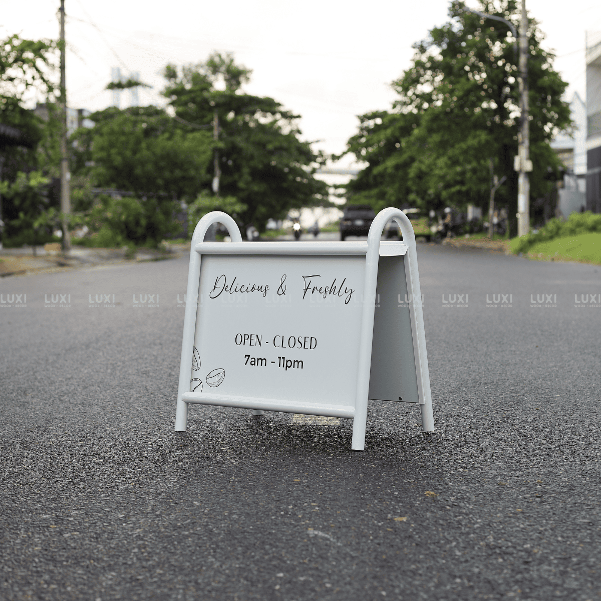 STANDEE SẮT (KT: 65.4X63.4 CM) - LUXI DECOR