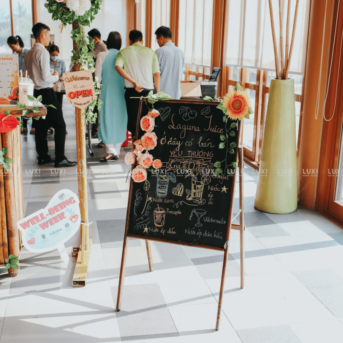 BẢNG MENU 2 MÀU VIẾT PHẤN 1 MẶT 4 CHÂN  (TẶNG KÈM PHẦN + XỐP LAU) - LUXI DECOR