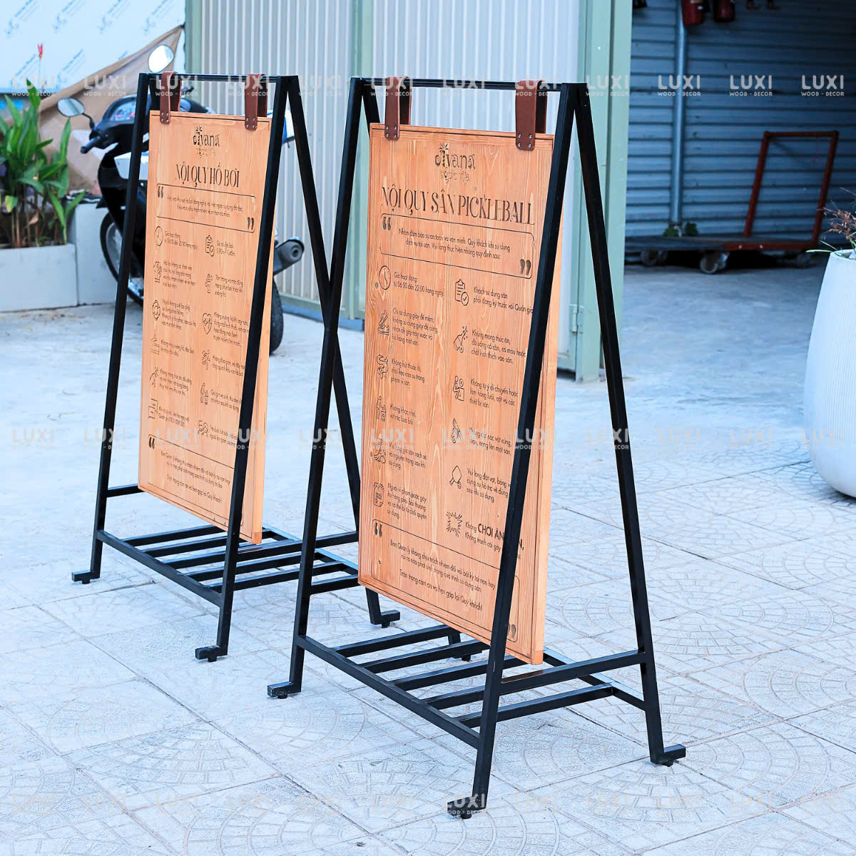 Standee Khung Sắt Bảng Gỗ Thông - Bảng Nội Quy Hồ Bơi