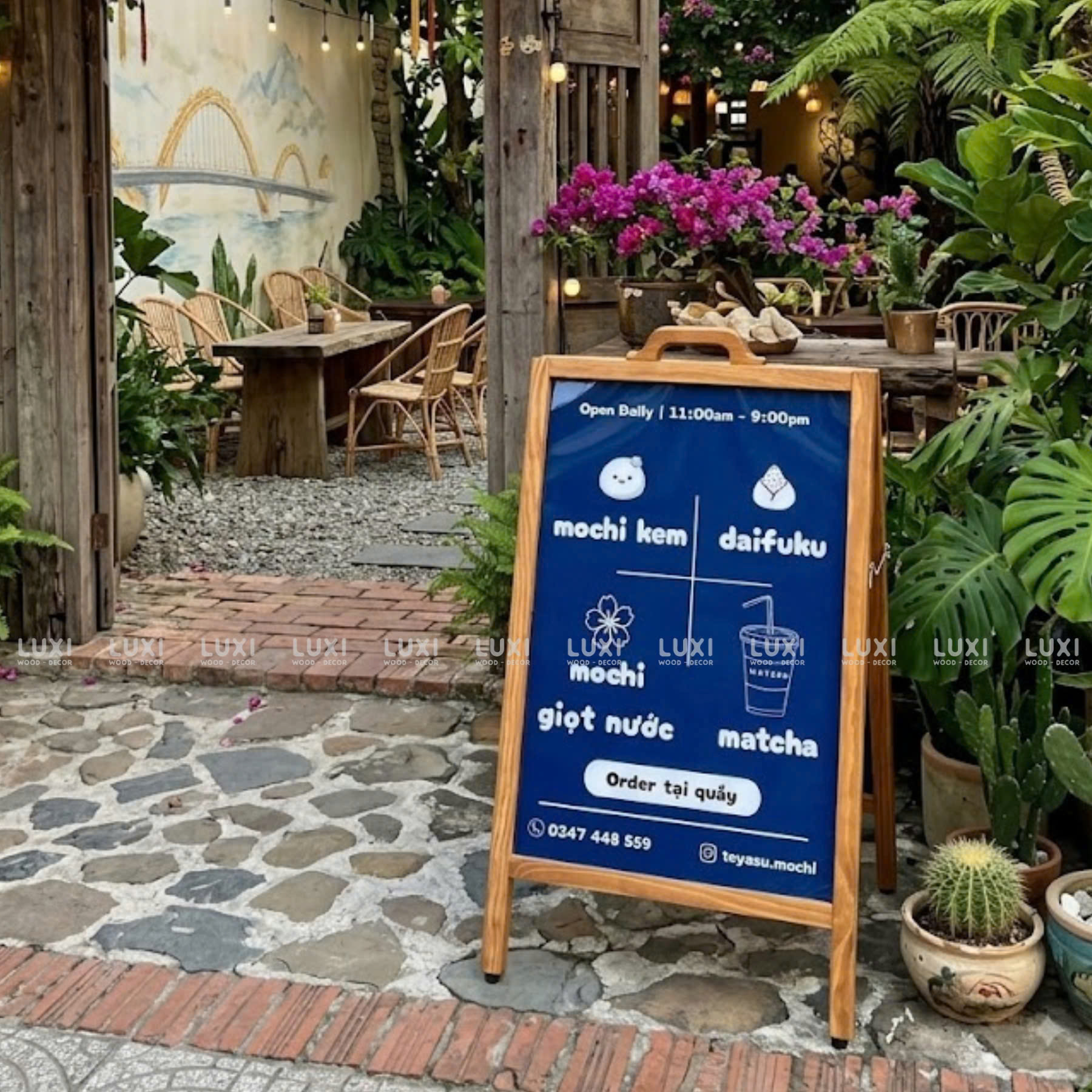 STANDEE MICA CÓ TAY CẦM - LUXI DECOR