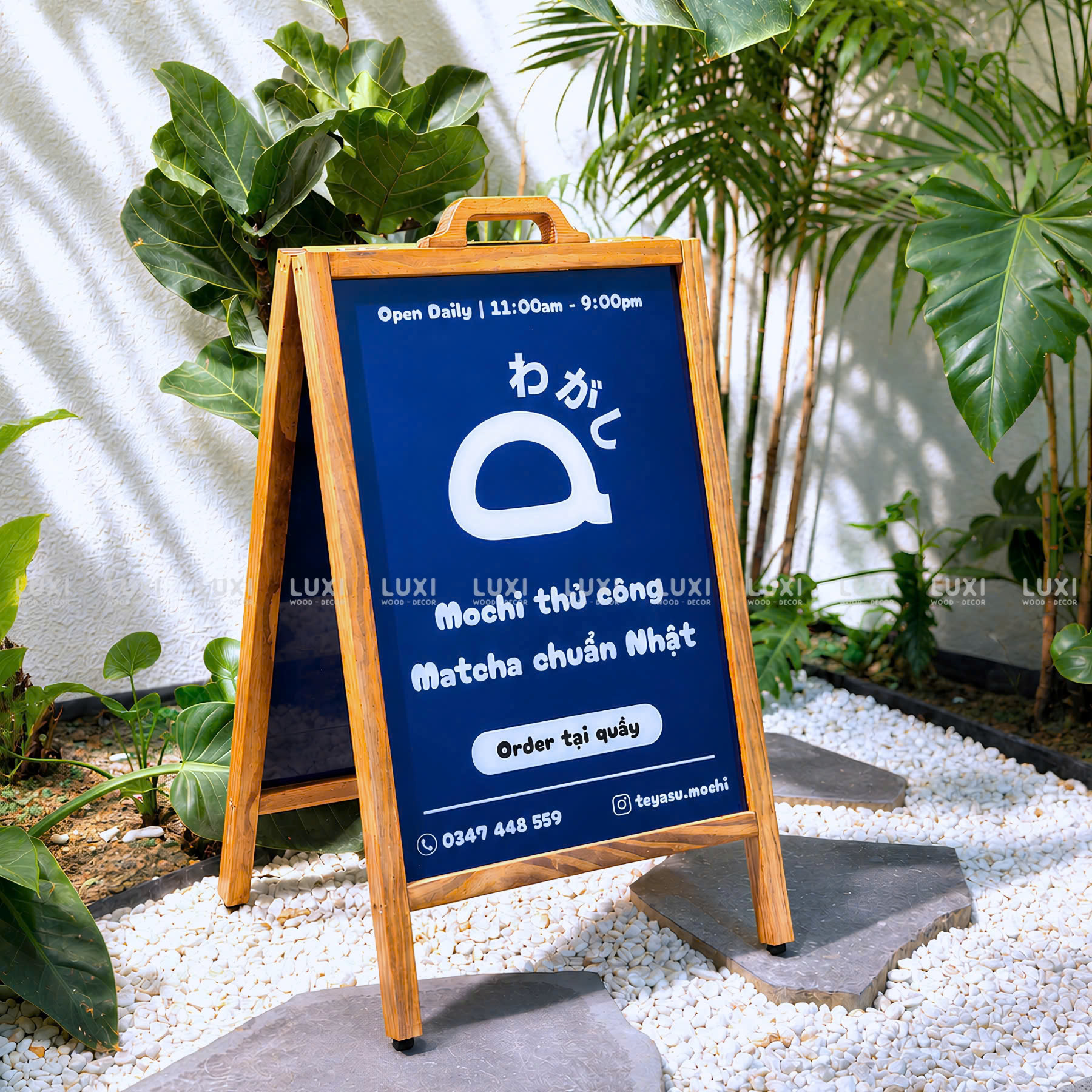STANDEE MICA CÓ TAY CẦM - LUXI DECOR